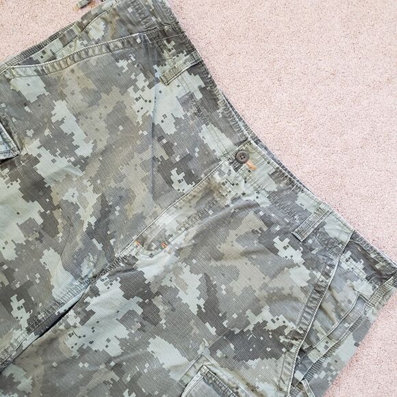 VTG LL Bean Digital Camouflage Size 42 Natural Fit Mens 100% Cotton Cargo Shorts - Picture 2 of 10